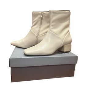 New in Box Franco Sarto Cream Ankle Booties Side Zip  Versatile Neutral Sz 8